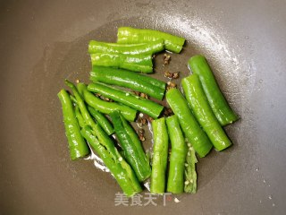 蒜蓉辣酱炒尖椒的做法步骤：4