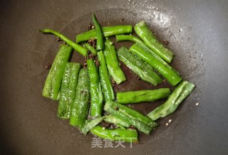 蒜蓉辣酱炒尖椒的做法步骤：5
