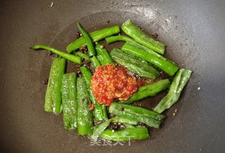 蒜蓉辣酱炒尖椒的做法步骤：6