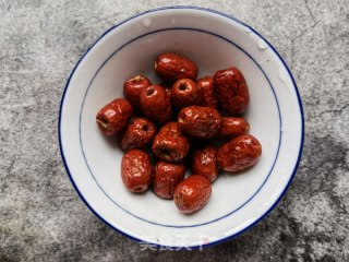 红枣莲子银耳汤的做法步骤：1