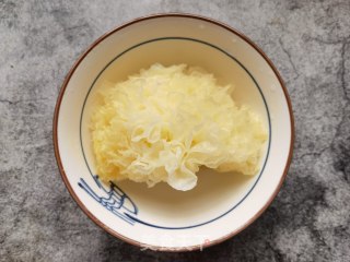 红枣莲子银耳汤的做法步骤：3