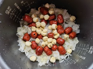 红枣莲子银耳汤的做法步骤：5