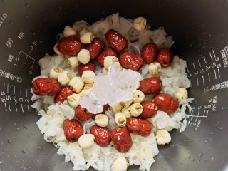 红枣莲子银耳汤的做法步骤：6