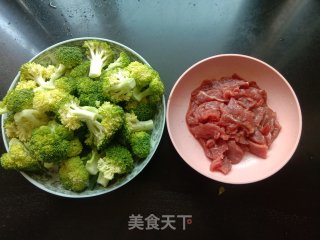 西兰花炒牛肉的做法步骤：1