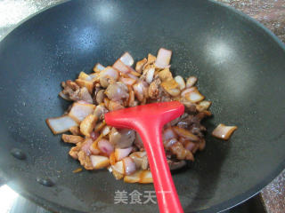 洋葱五花肉炒鸡心的做法步骤：11