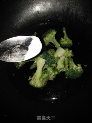 虾仁炒西兰花的做法步骤：4
