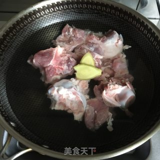 大骨汤的做法步骤：1