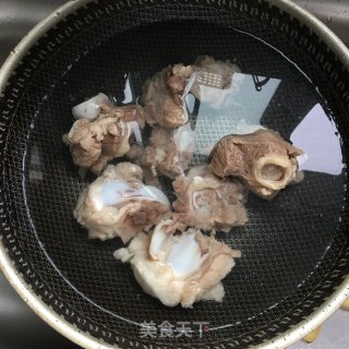 大骨汤的做法步骤：2