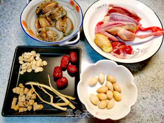 秋季第一大补汤～鸽子鲍鱼汤的做法步骤：1
