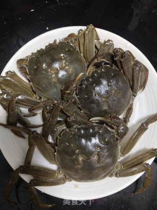美味的清蒸大闸蟹的做法步骤：1