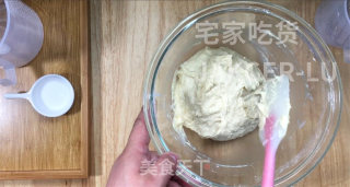 香煎小面包，制作简单，奶香味十足，一口一个，孩子超爱吃。的做法步骤：4