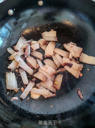 青椒炒腊肉的做法步骤：1