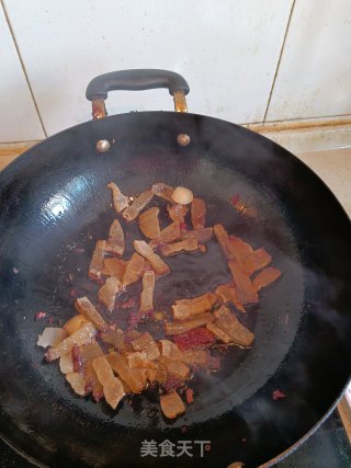 青椒炒腊肉的做法步骤：2