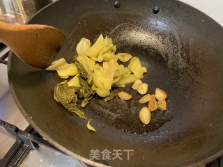 酸汤汆五花肉的做法步骤：2