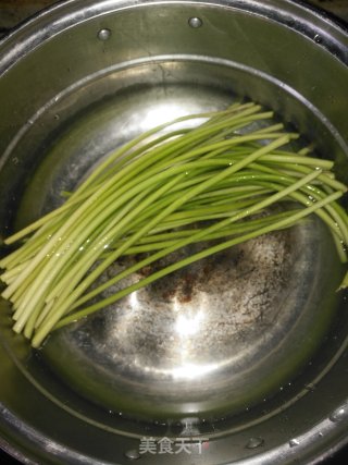 手撕蒜苔的做法步骤：2
