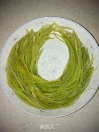 手撕蒜苔的做法步骤：4