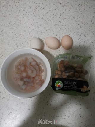蟹味菇虾仁炒蛋的做法步骤：1