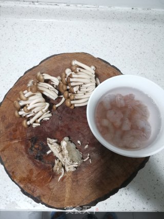 蟹味菇虾仁炒蛋的做法步骤：2