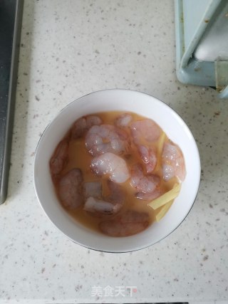 蟹味菇虾仁炒蛋的做法步骤：3