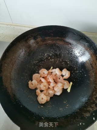 蟹味菇虾仁炒蛋的做法步骤：5