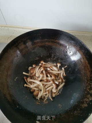 蟹味菇虾仁炒蛋的做法步骤：6
