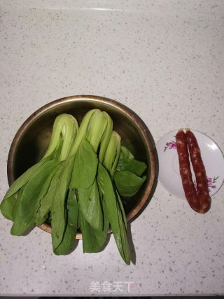 香肠炒油菜的做法步骤：1