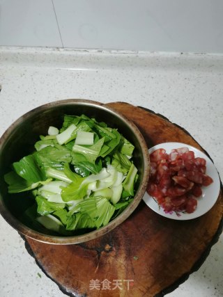 香肠炒油菜的做法步骤：2