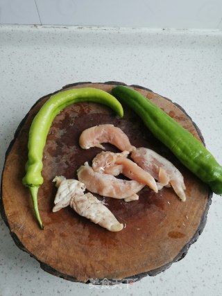 辣椒炒鸡丁的做法步骤：1