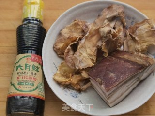 笋干炒腊肉的做法步骤：1
