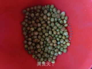 红肠豌豆的做法步骤：1