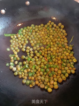 红肠豌豆的做法步骤：3