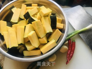 家常熬南瓜的做法步骤：1