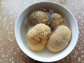 海参菌菇炖鸡汤的做法步骤：1