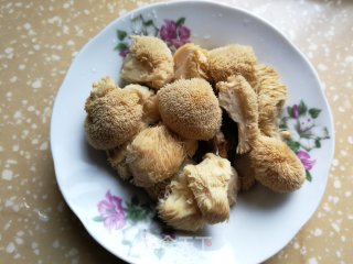 海参菌菇炖鸡汤的做法步骤：2