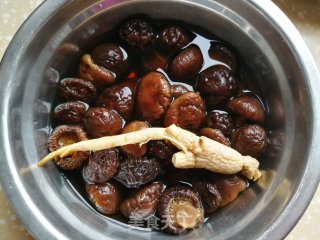 海参菌菇炖鸡汤的做法步骤：3