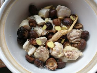 海参菌菇炖鸡汤的做法步骤：5