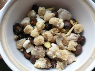 海参菌菇炖鸡汤的做法步骤：6