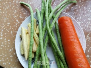 豇豆胡萝卜炒肉丁的做法步骤：1