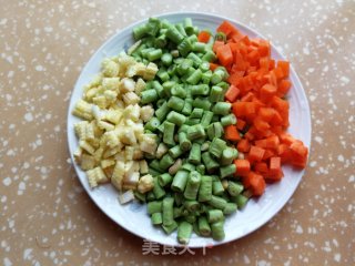 豇豆胡萝卜炒肉丁的做法步骤：2