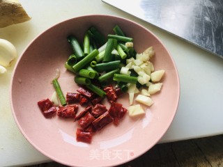 黄豆芽炒胡萝卜丝的做法步骤：2