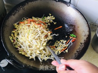 黄豆芽炒胡萝卜丝的做法步骤：4