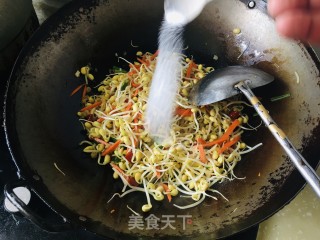 黄豆芽炒胡萝卜丝的做法步骤：5