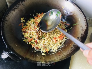 黄豆芽炒胡萝卜丝的做法步骤：6