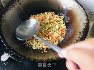 黄豆芽炒胡萝卜丝的做法步骤：7