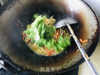 黄豆芽炒胡萝卜丝的做法步骤：9