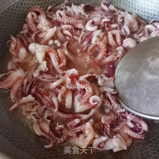 爆炒鱿鱼须的做法步骤：3