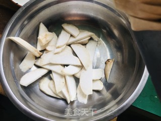 杏鲍菇炒鸡脯肉片的做法步骤：2