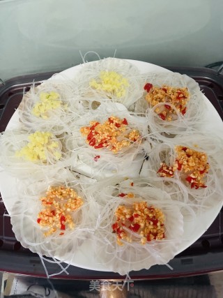 蒜蓉粉丝蒸扇贝的做法步骤：2