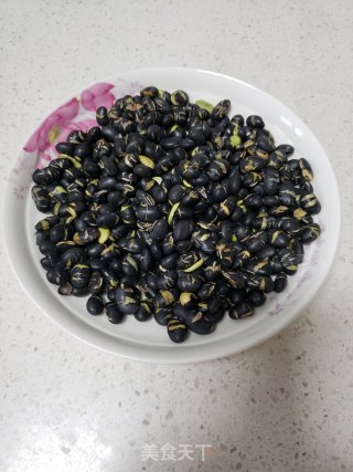 尖椒炒黑豆的做法步骤：1