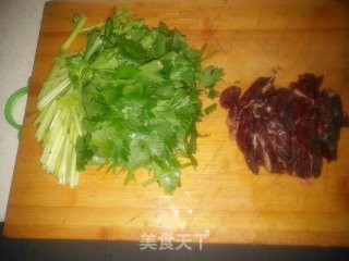 低脂高蛋白：芹菜炒牛肉的做法步骤：1